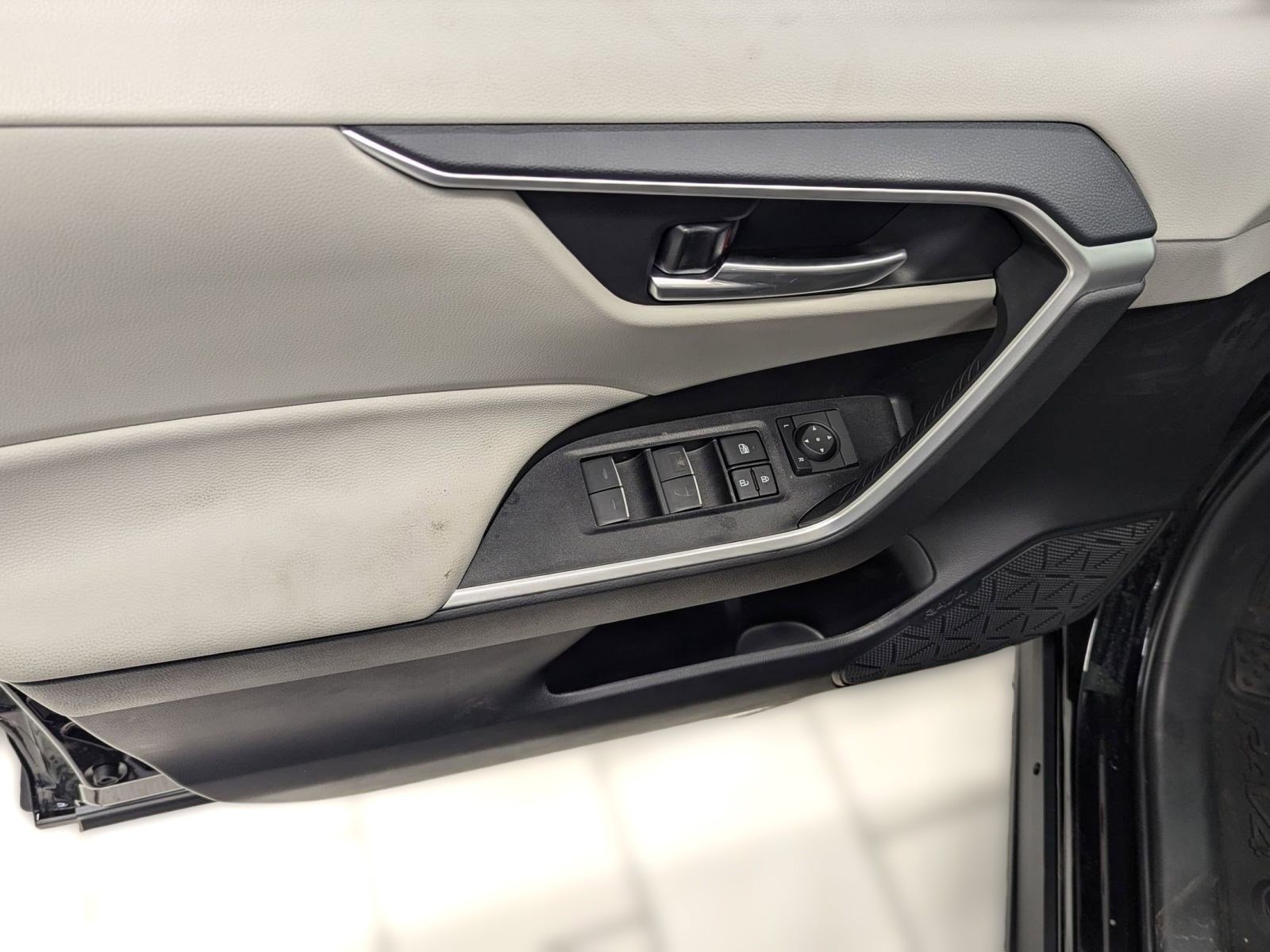 New 2025 Toyota RAV4 XLE image 10