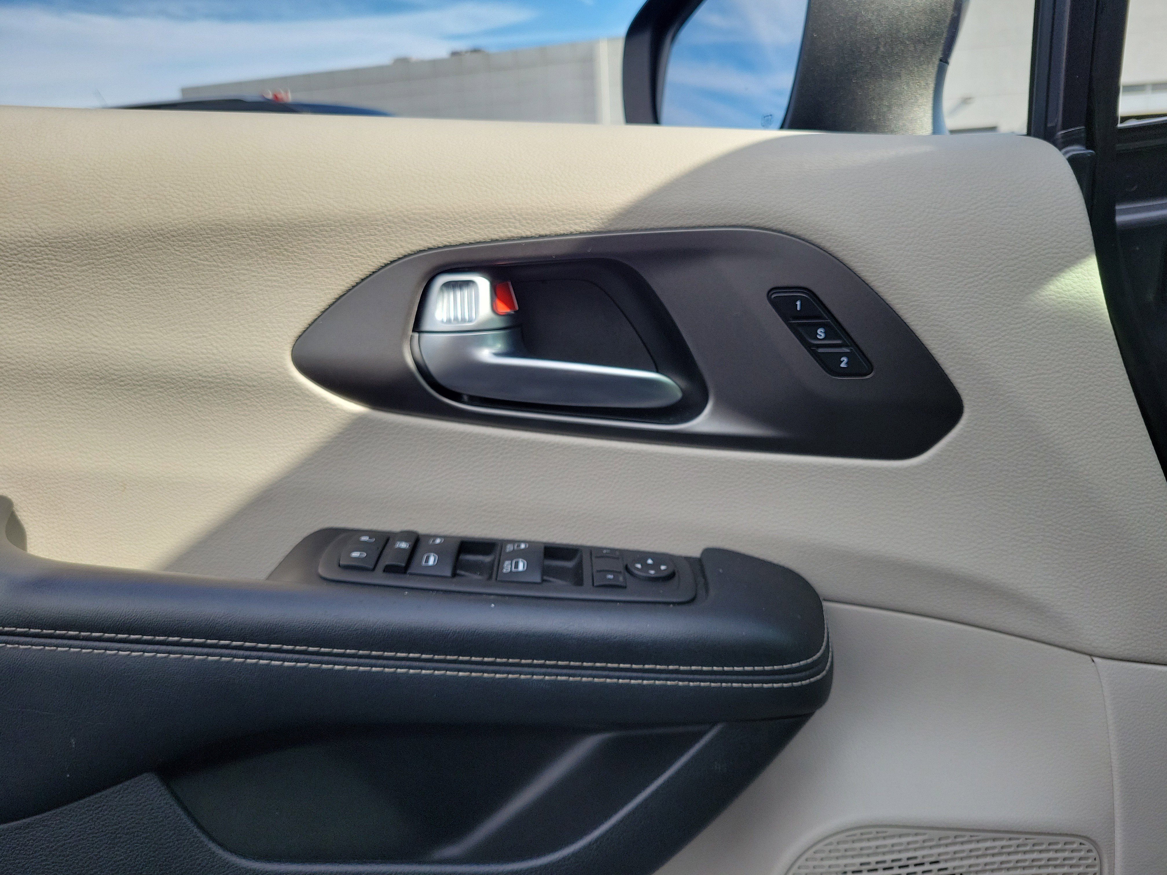 Used 2023 Chrysler Pacifica Touring-L image 17