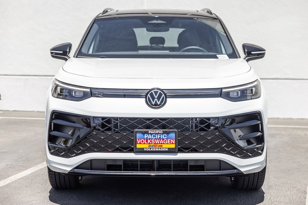 New 2025 Volkswagen Tiguan SE R-Line image 2