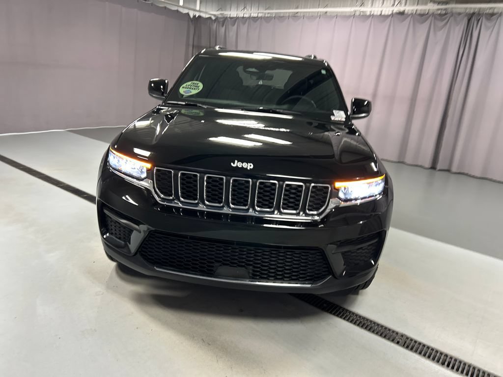 Used 2025 Jeep Grand Cherokee Laredo w/ Luxury Tech Group I AWD/4WD image 2