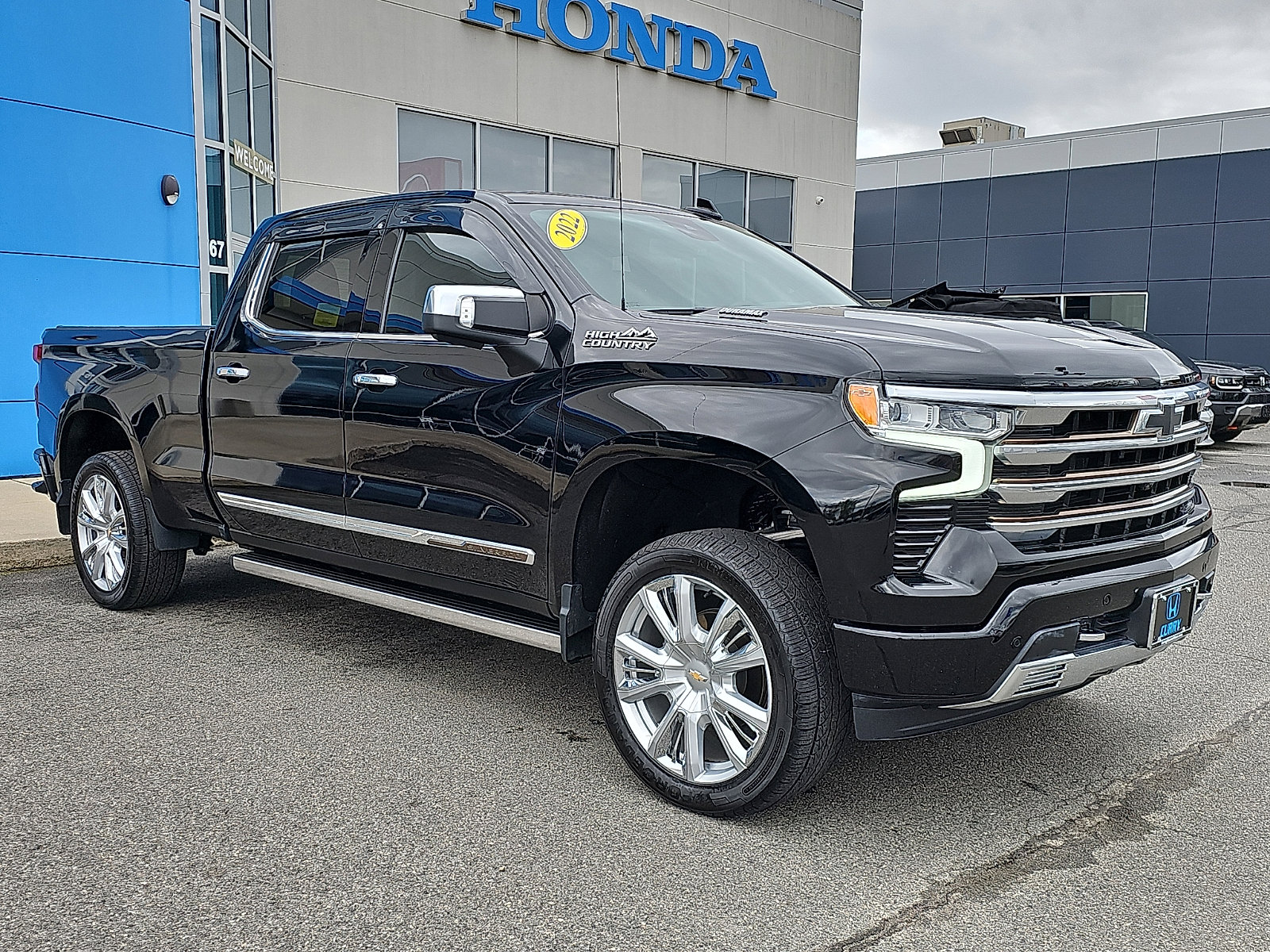 Used 2022 Chevrolet Silverado 1500 High Country w/ High Country Premium Package AWD/4WD image 3