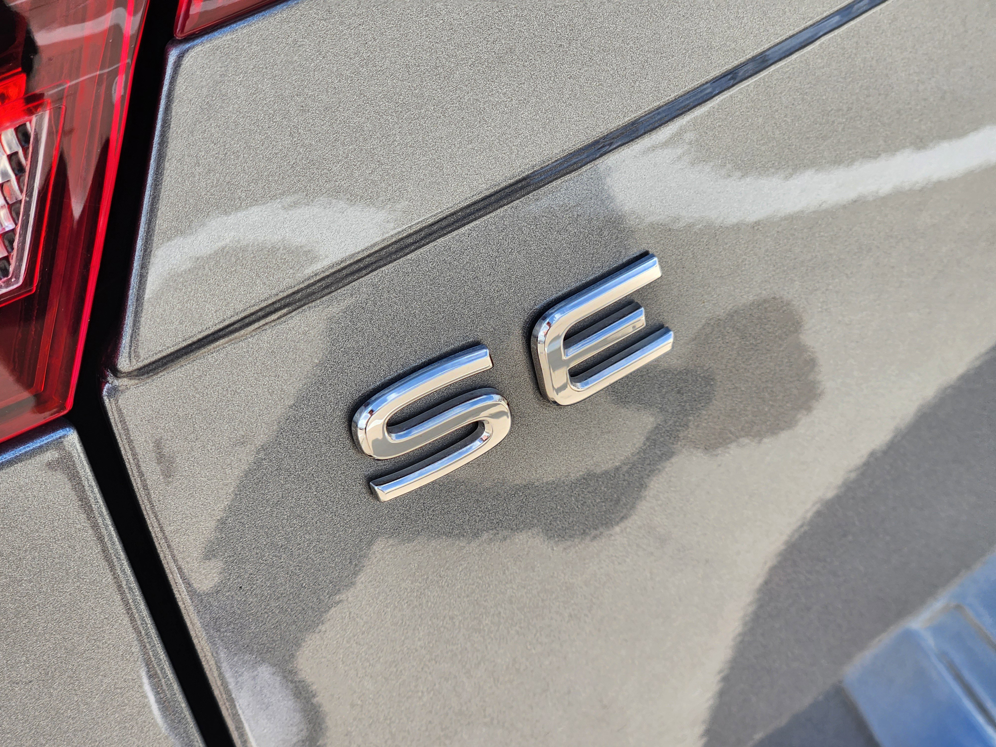 Used 2022 Volkswagen Tiguan SE R-Line image 31