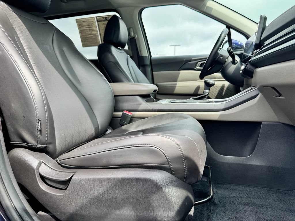 Used 2025 Kia Carnival FWD image 10