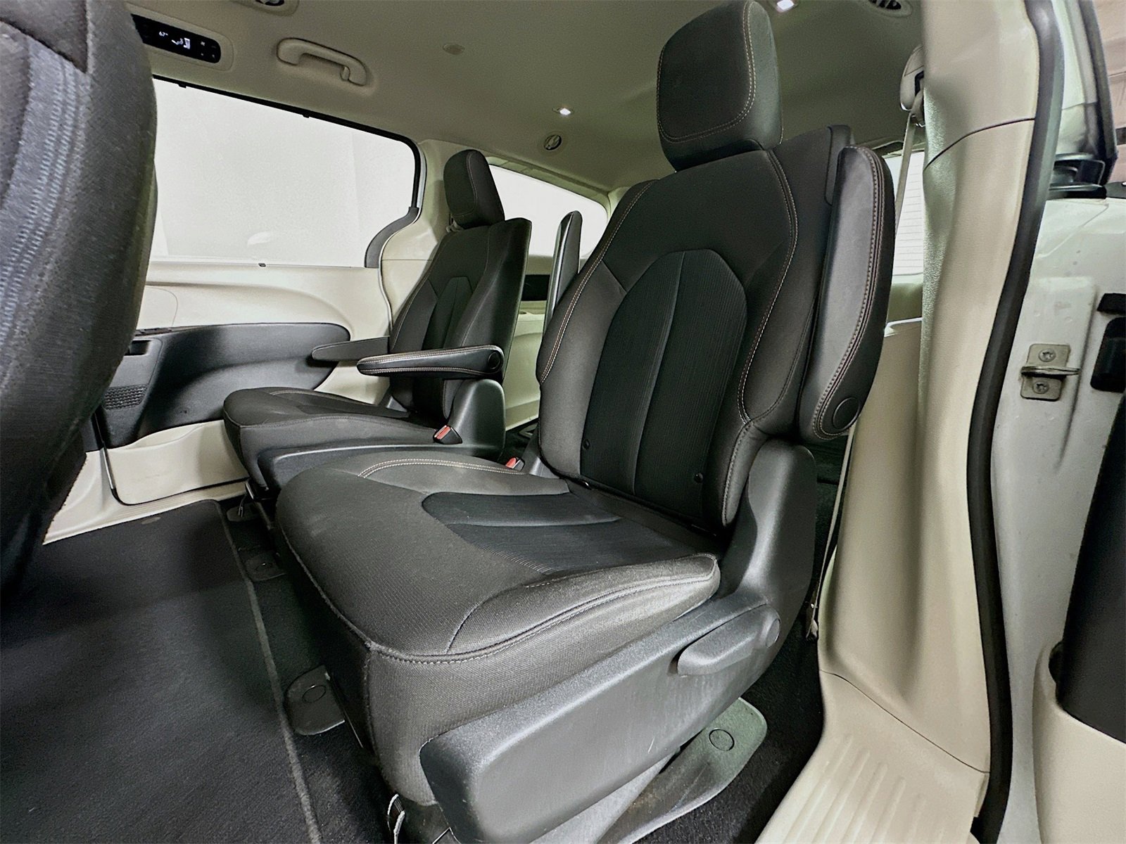 Used 2020 Chrysler Pacifica Touring image 22