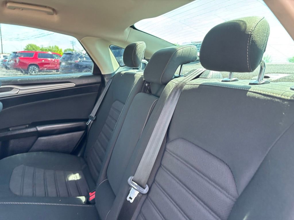 Used 2020 Ford Fusion SE FWD image 29