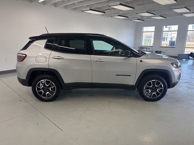 Used 2025 Jeep Compass Trailhawk AWD/4WD image 13