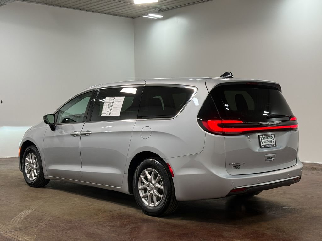 Used 2024 Chrysler Pacifica Touring-L image 5