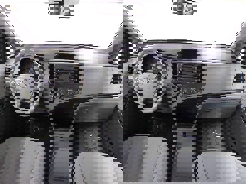 Used 2014 Toyota Sienna L image 8