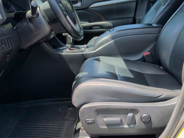 Used 2017 Toyota Highlander XLE AWD/4WD image 14