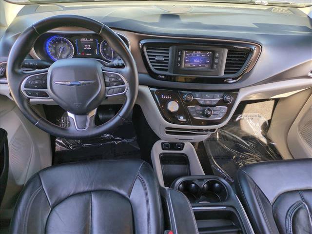 Used 2017 Chrysler Pacifica Touring-L image 16
