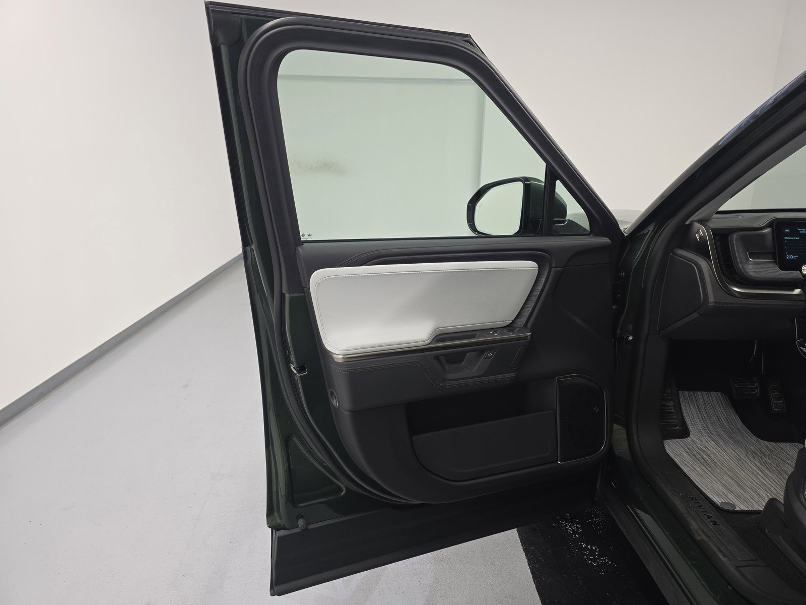 Used 2025 Rivian R1S Adventure AWD/4WD image 16