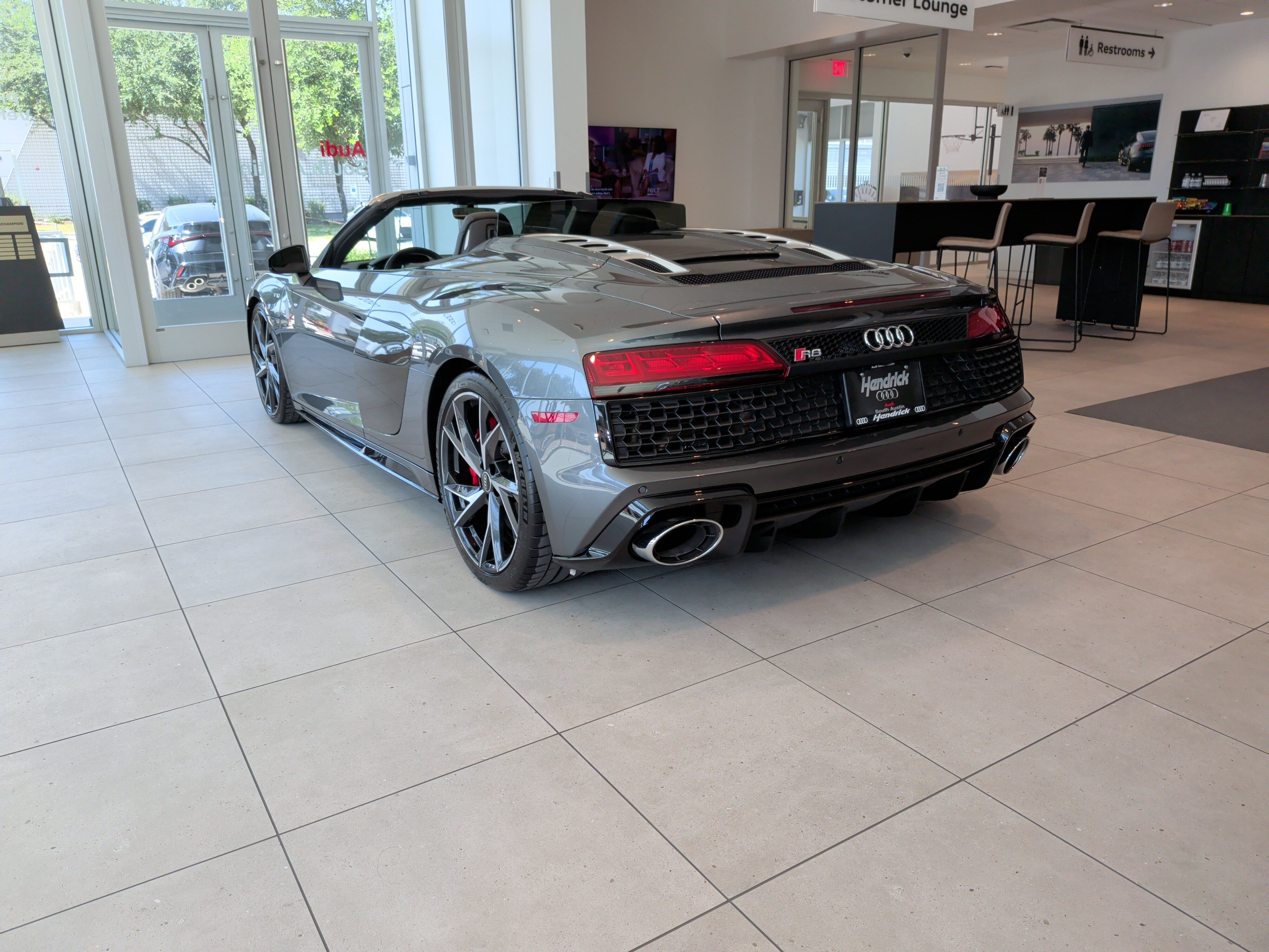 Used 2021 Audi R8 V10 w/ Premium Package RWD image 8