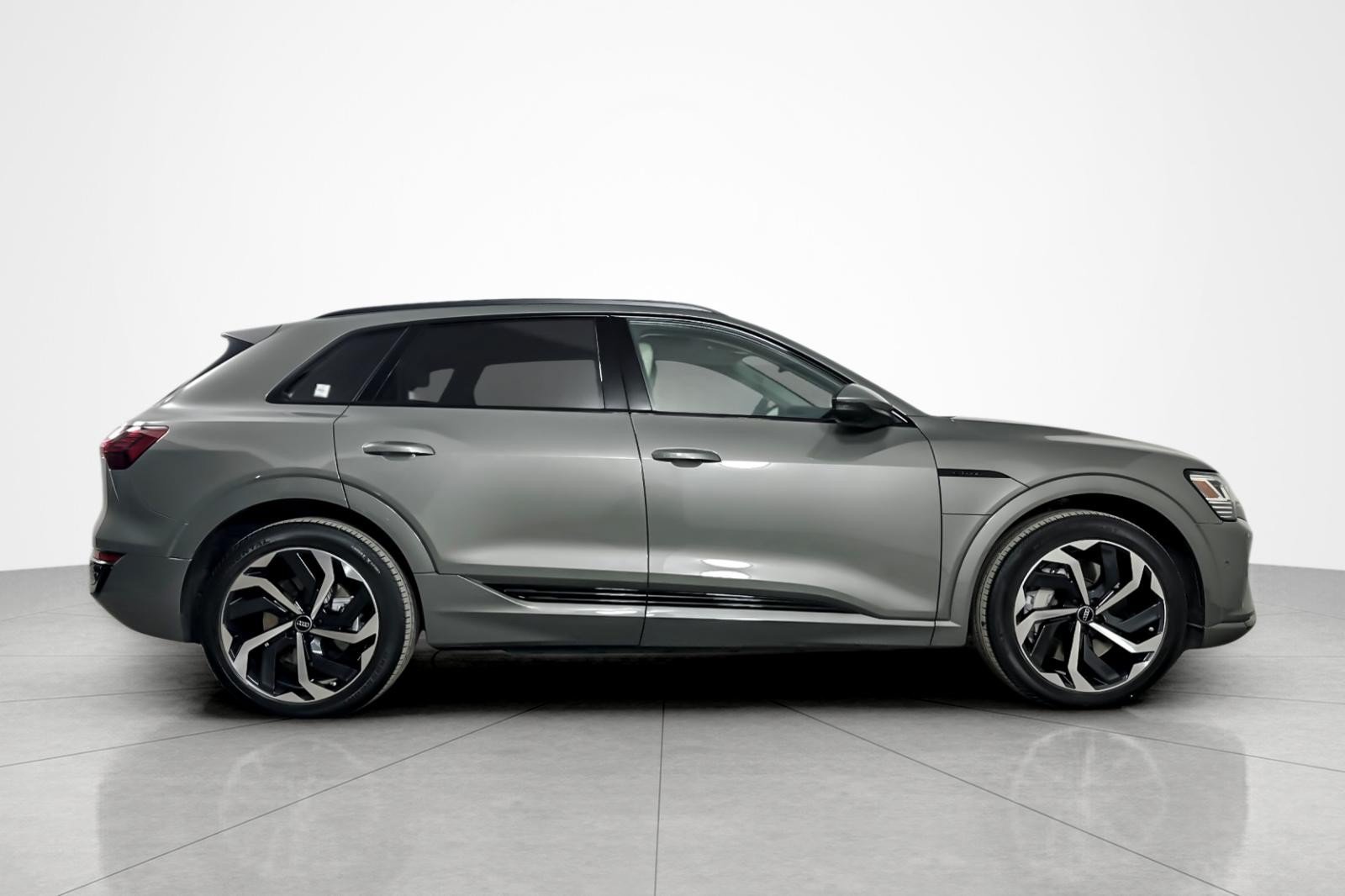 Used 2024 Audi Q8 e-tron Premium Plus w/ Premium Plus Package AWD/4WD image 6