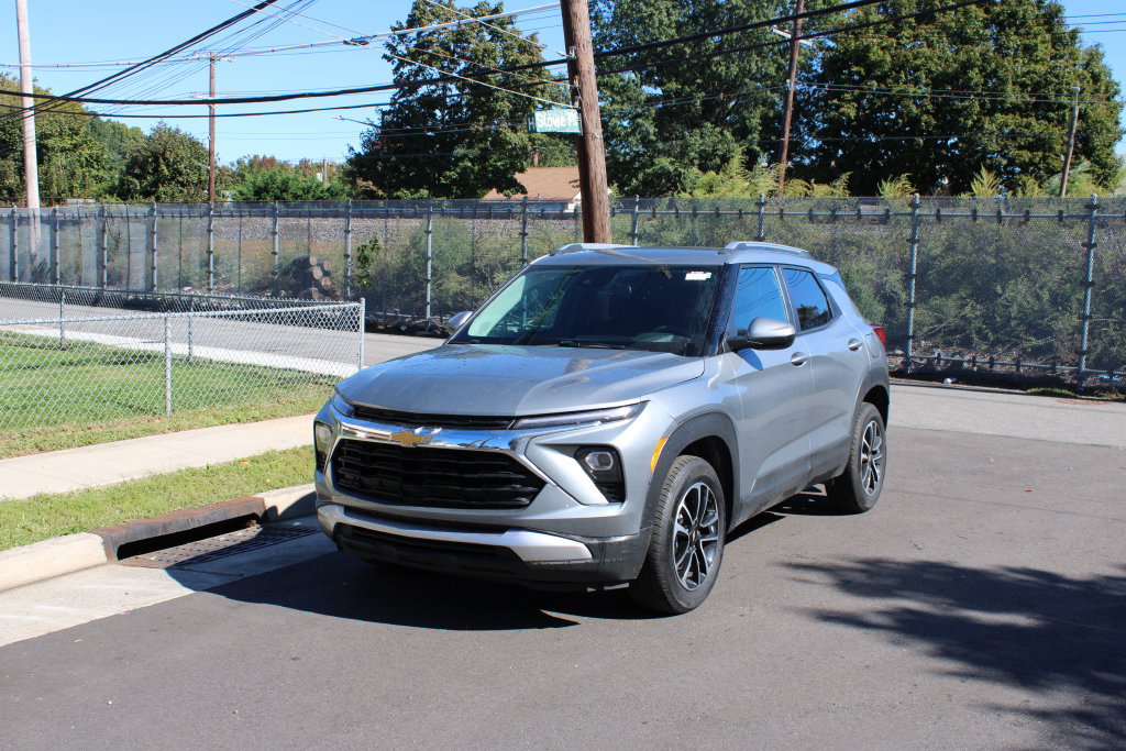 Used 2025 Chevrolet TrailBlazer LT AWD/4WD image 2