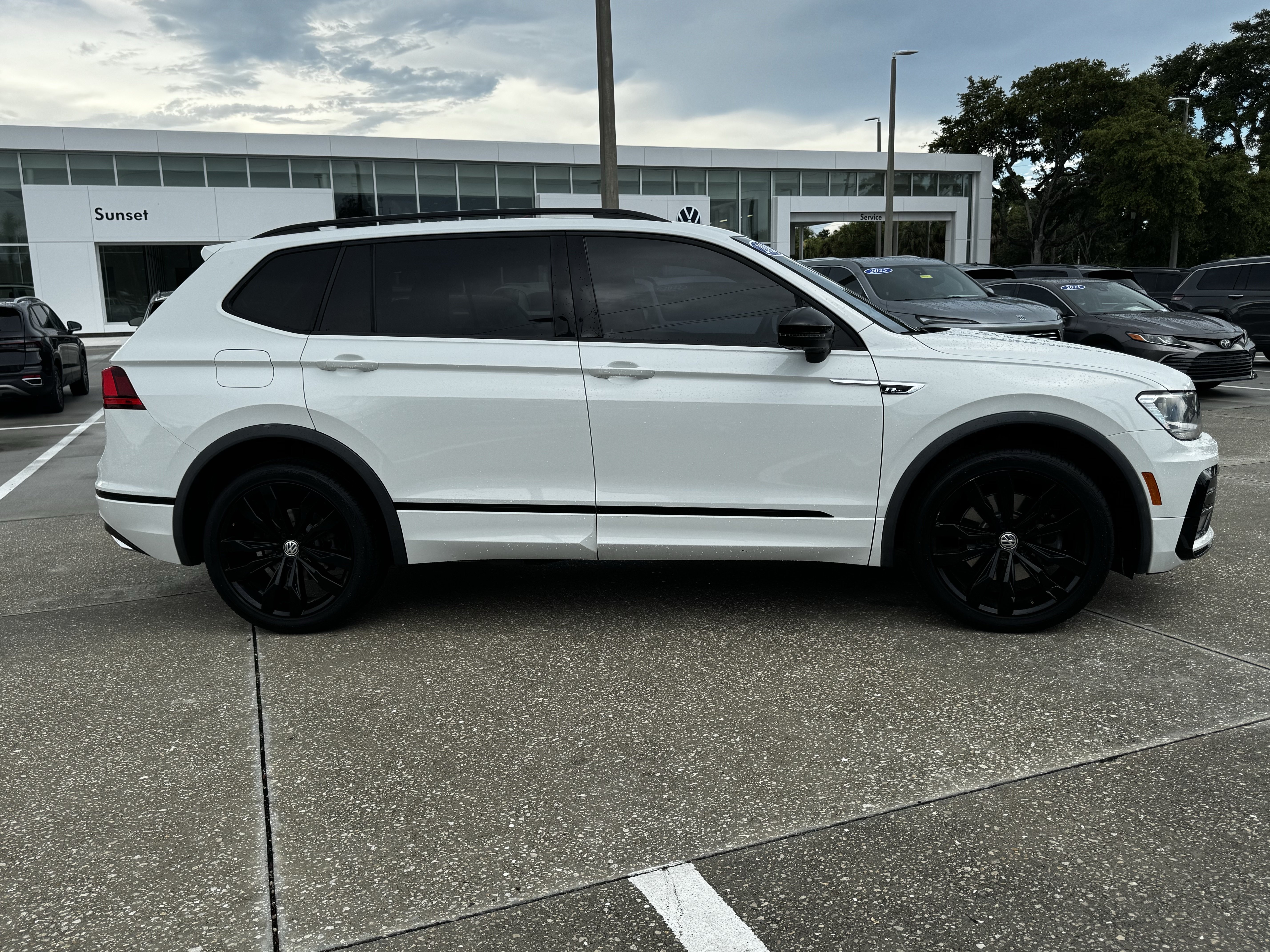 Used 2020 Volkswagen Tiguan SE R-Line FWD image 3