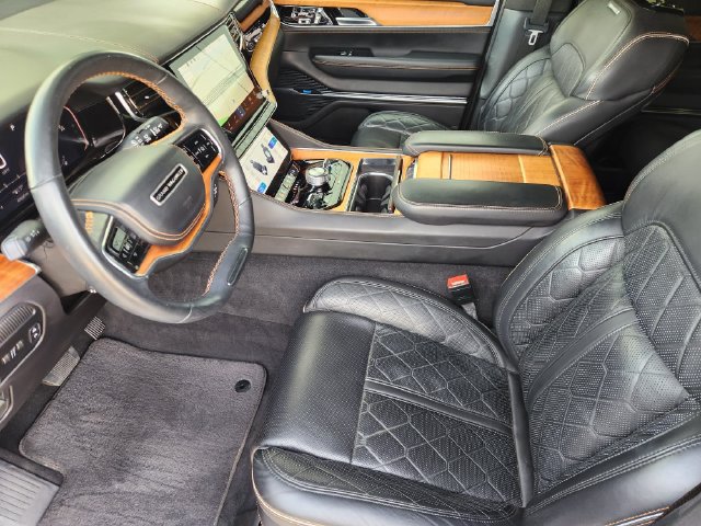 Used 2022 Jeep Grand Wagoneer Series III AWD/4WD image 4