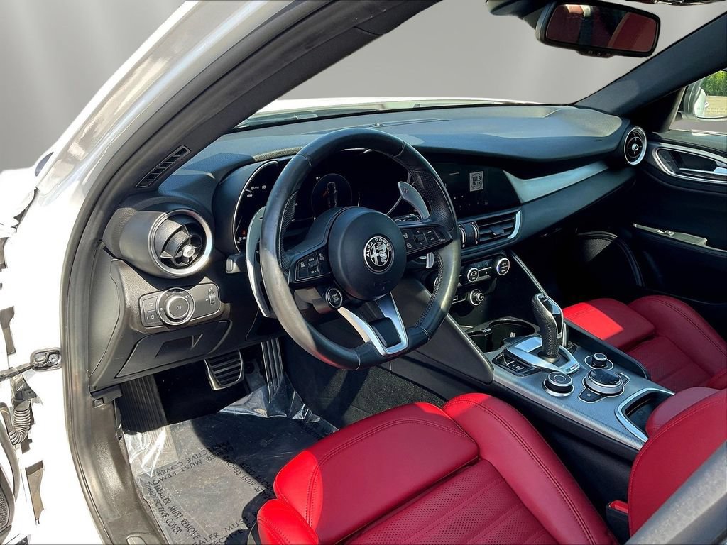 Used 2024 Alfa Romeo Giulia Veloce AWD/4WD image 17