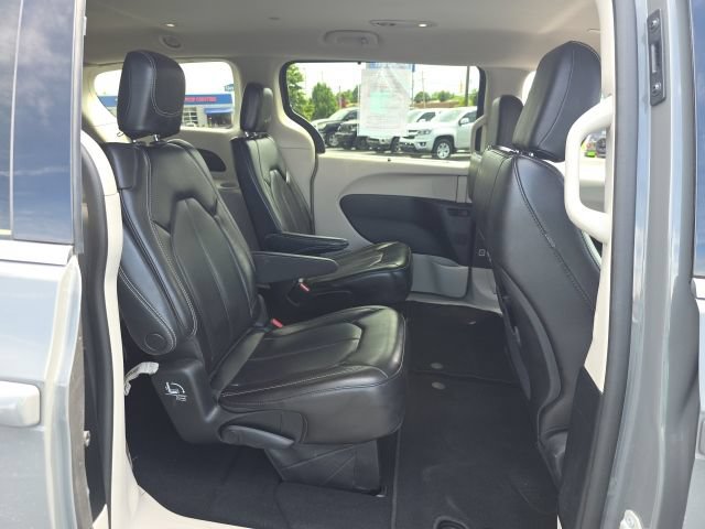 Used 2023 Chrysler Pacifica Touring-L FWD image 44