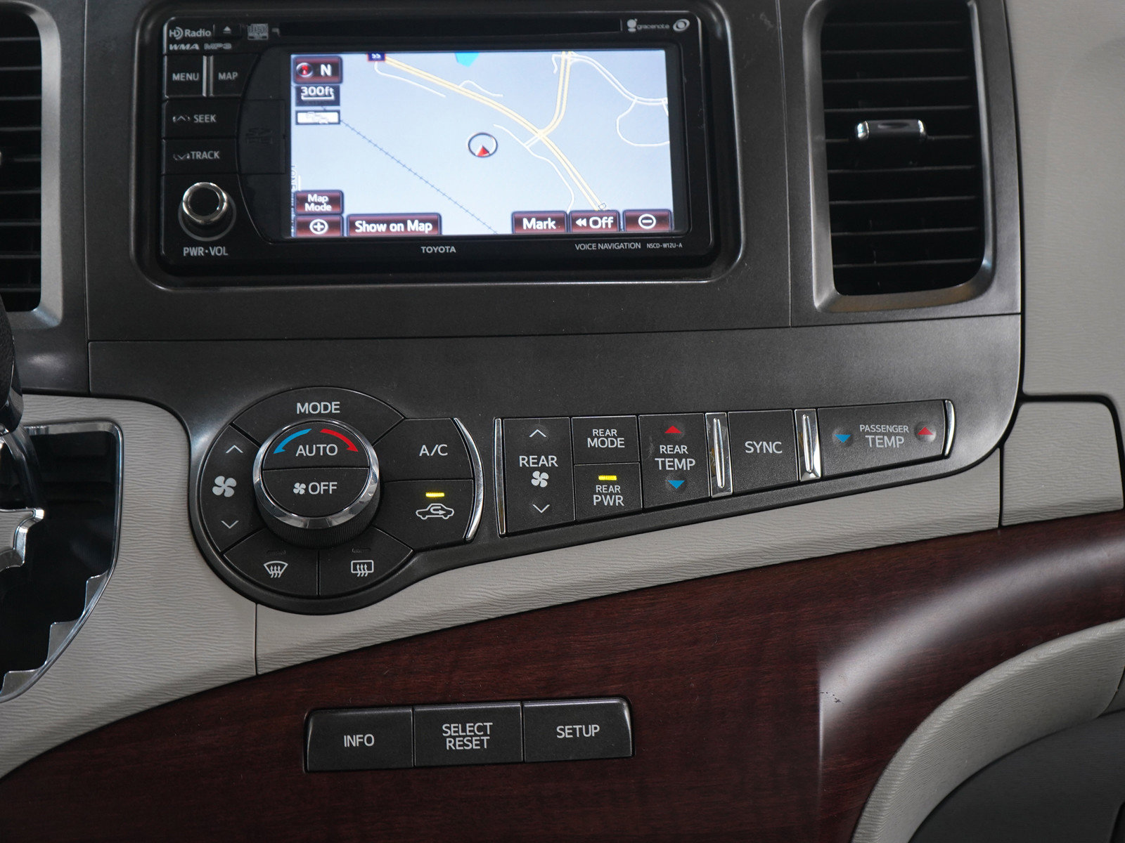 Used 2013 Toyota Sienna XLE w/ Entertainment Pkg FWD image 15