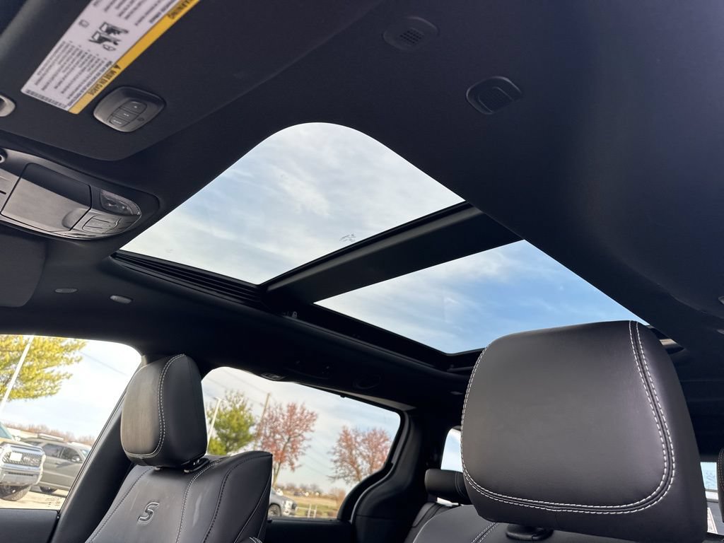 New 2026 Chrysler Pacifica Select AWD/4WD image 2