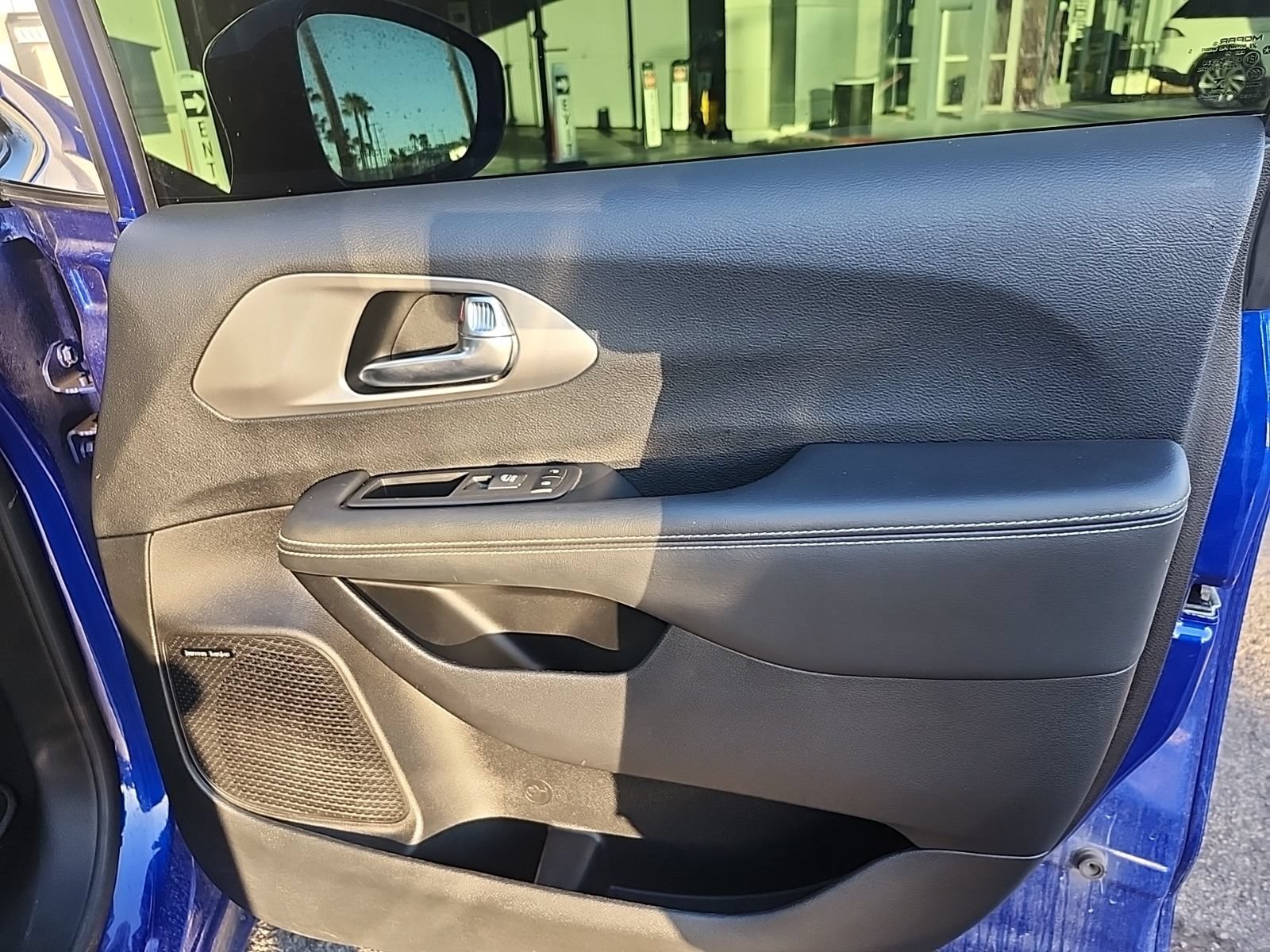 Used 2021 Chrysler Pacifica Limited w/ Uconnect Theater Family Group FWD image 20