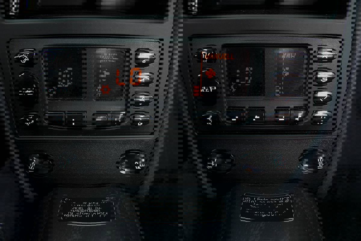 Used 2000 Porsche 911 Cabriolet image 28