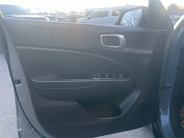 Used 2020 Hyundai Venue SEL image 23