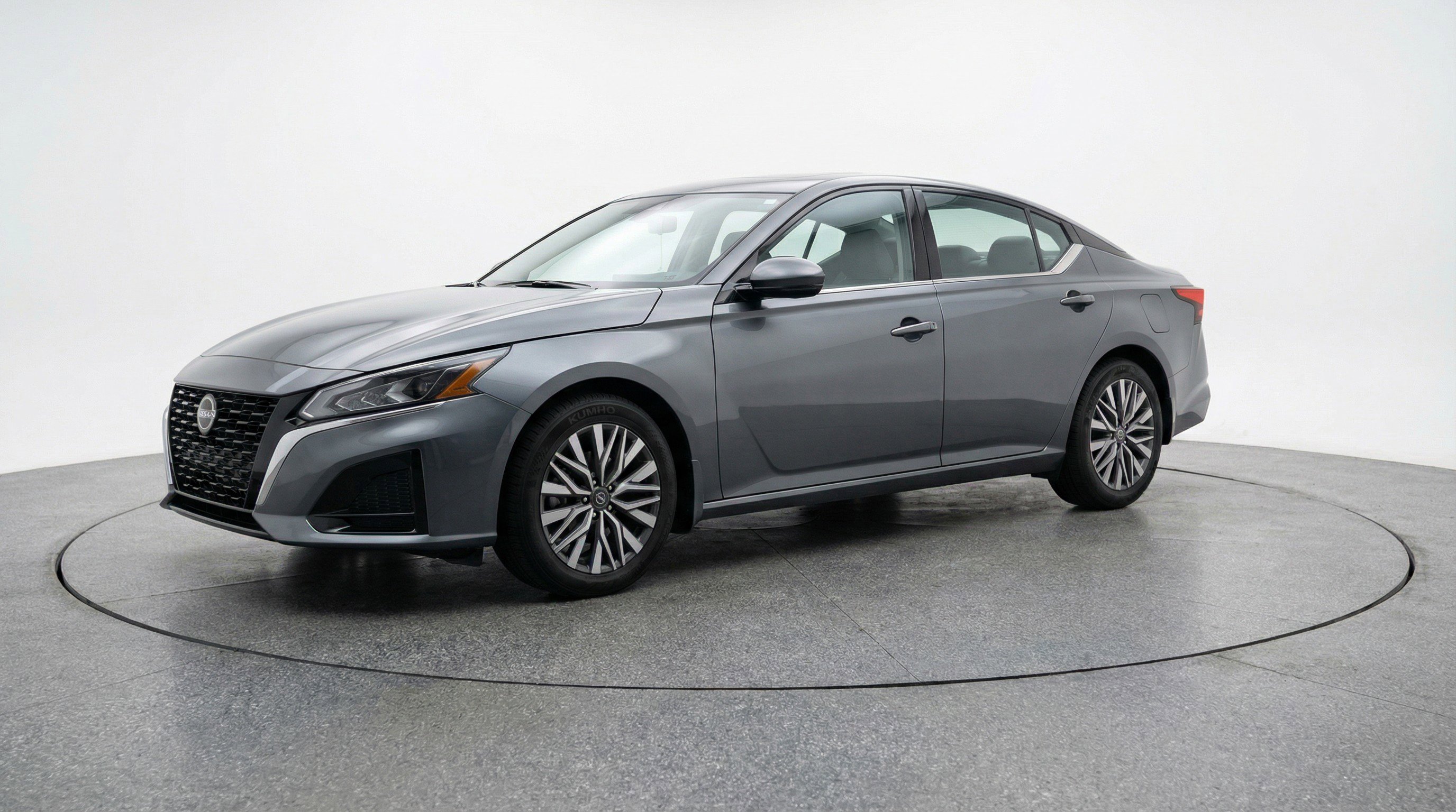 Used 2025 Nissan Altima 2.5 SV FWD image 3