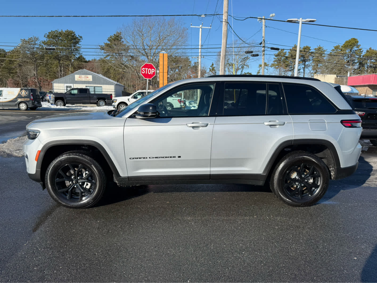 Used 2025 Jeep Grand Cherokee Altitude image 5