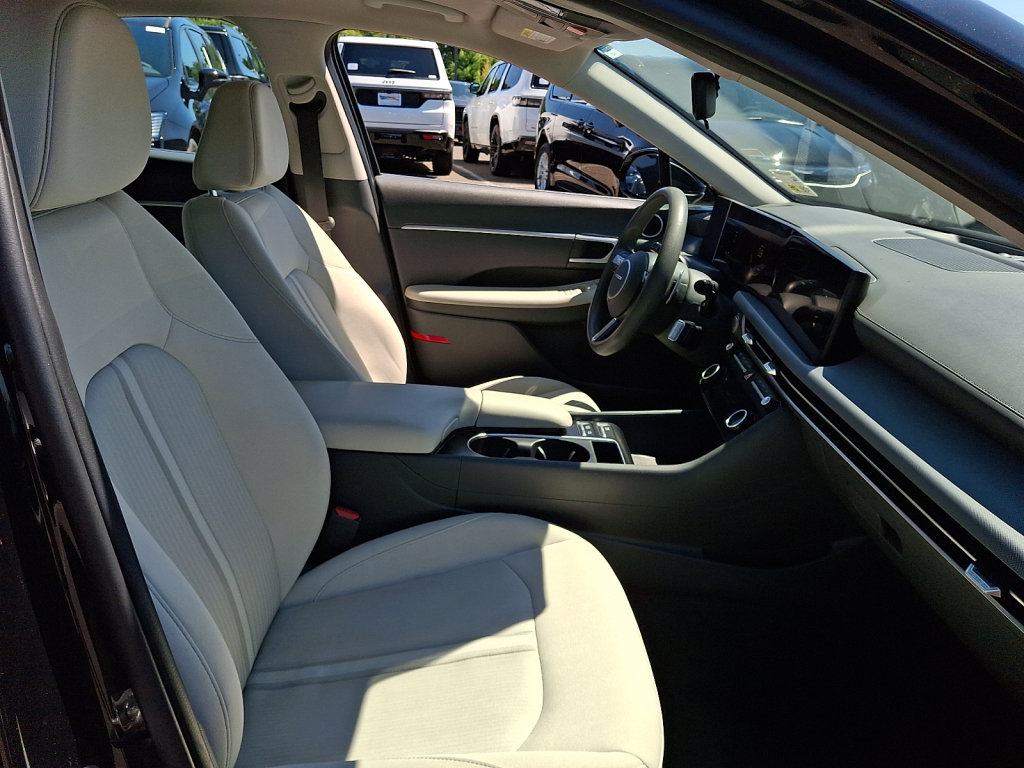 Used 2025 Hyundai Sonata SEL FWD image 12