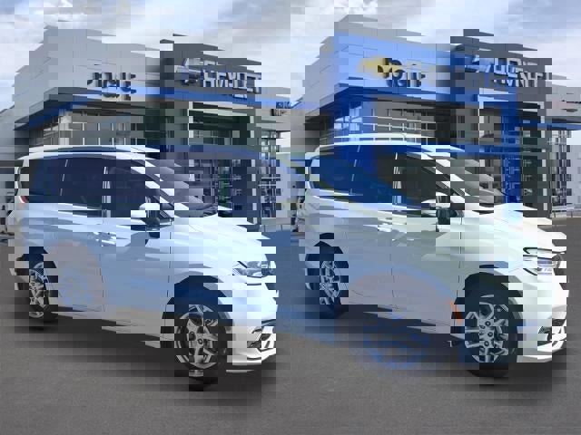 Used 2023 Chrysler Pacifica Touring-L image 1