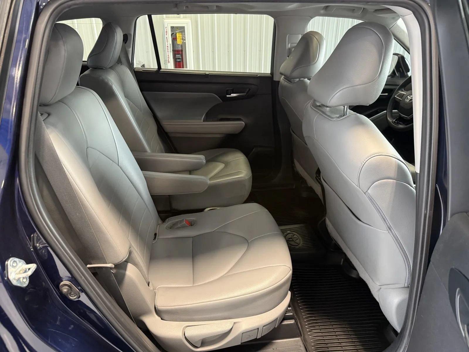 Used 2021 Toyota Highlander XLE AWD/4WD image 23