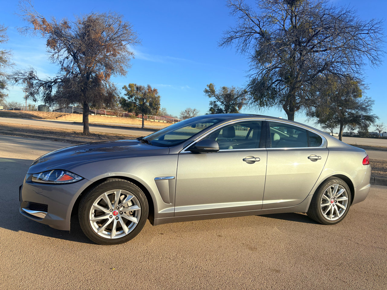 Used 2015 Jaguar XF Premium image 2