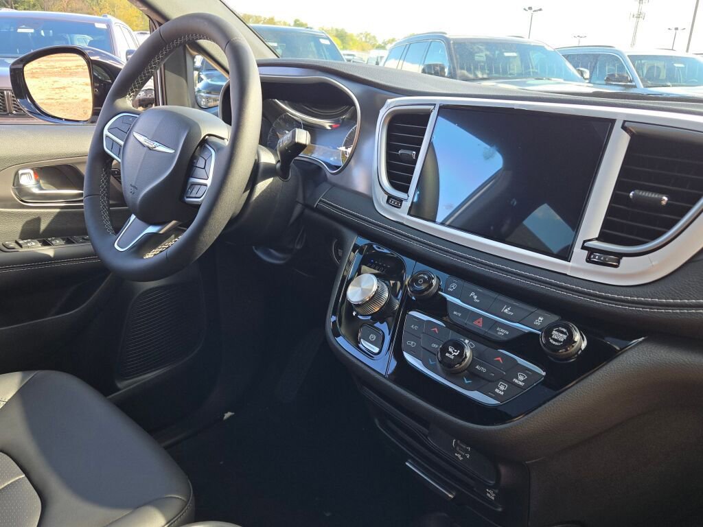 New 2026 Chrysler Pacifica Select image 7
