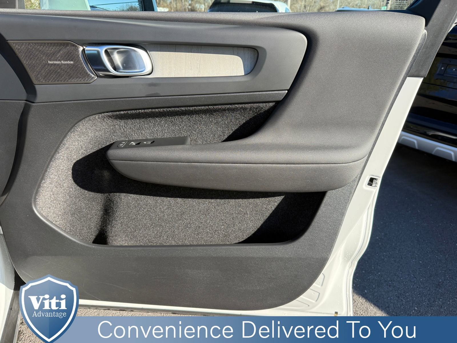 Certified 2024 Volvo XC40 B5 Ultimate w/ Protection Package Premier image 29