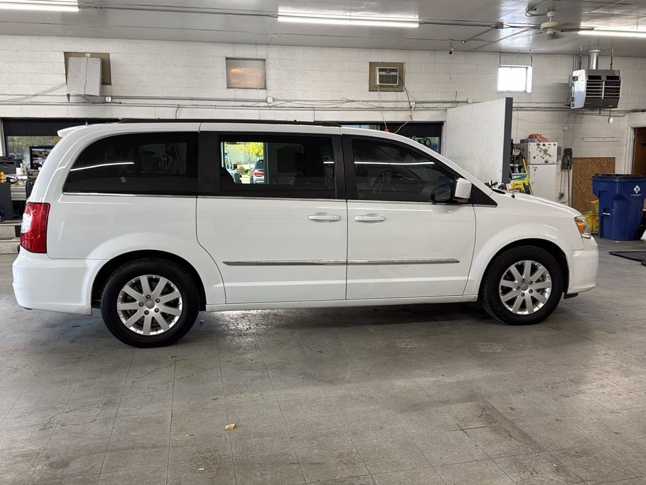 Used 2015 Chrysler Town & Country Touring FWD image 77