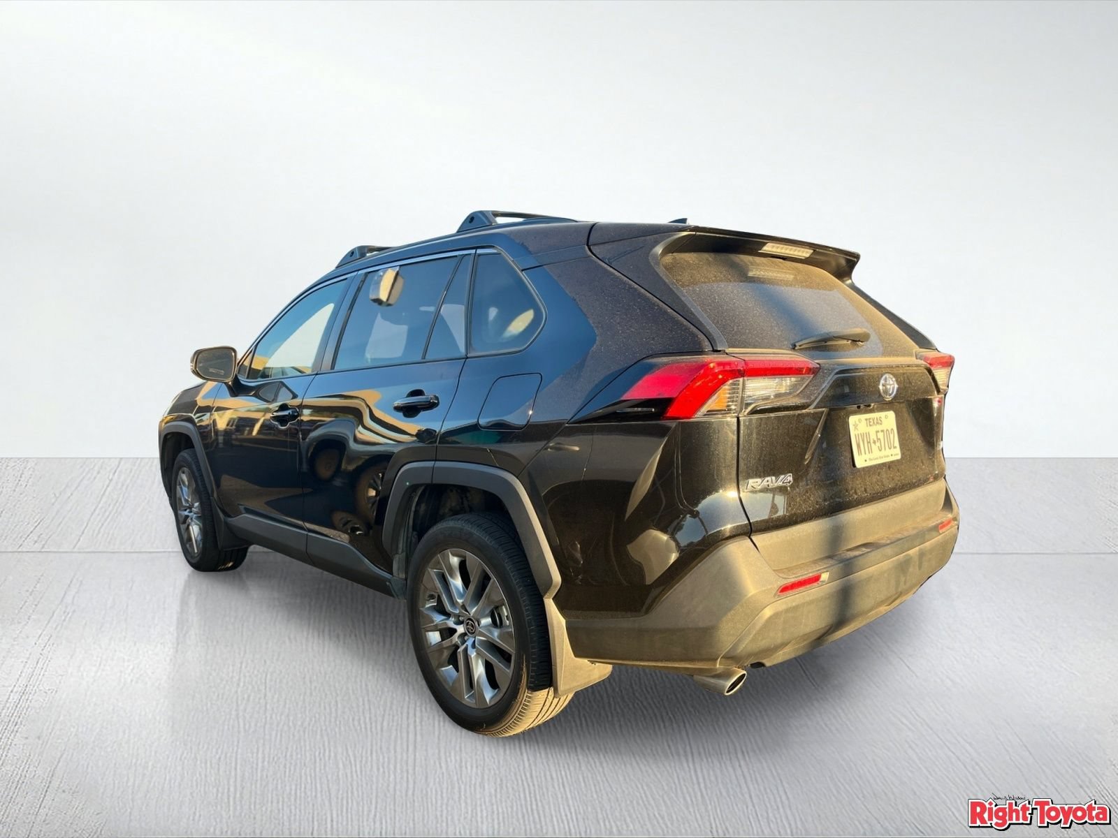 Used 2023 Toyota RAV4 XLE Premium FWD image 3