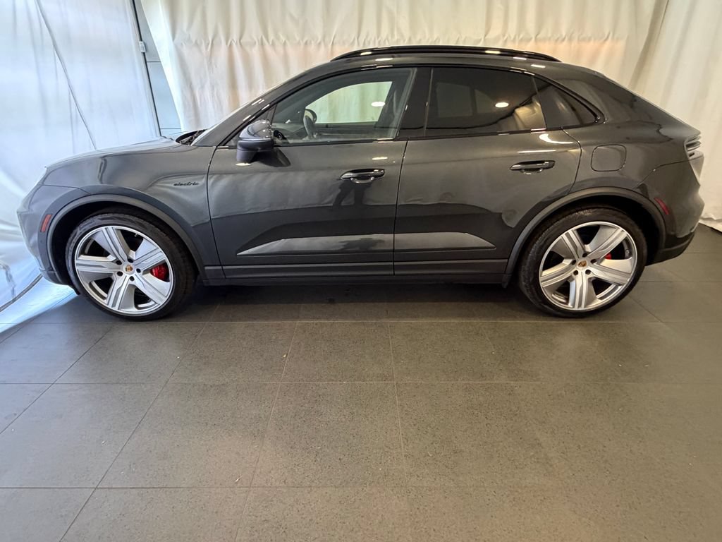 Certified 2025 Porsche Macan 4S Electric AWD/4WD image 2