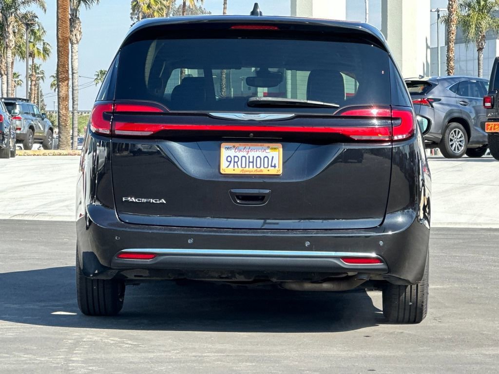 Used 2023 Chrysler Pacifica Touring-L FWD image 4