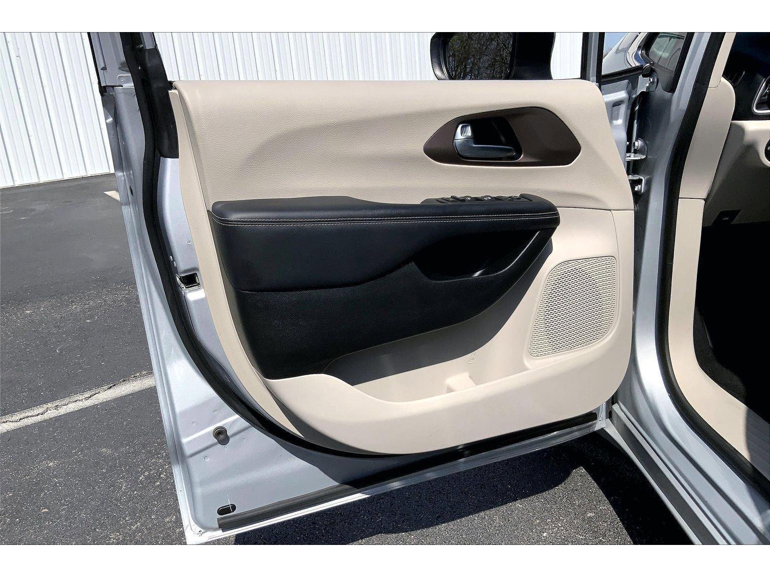 Used 2023 Chrysler Voyager LX FWD image 21