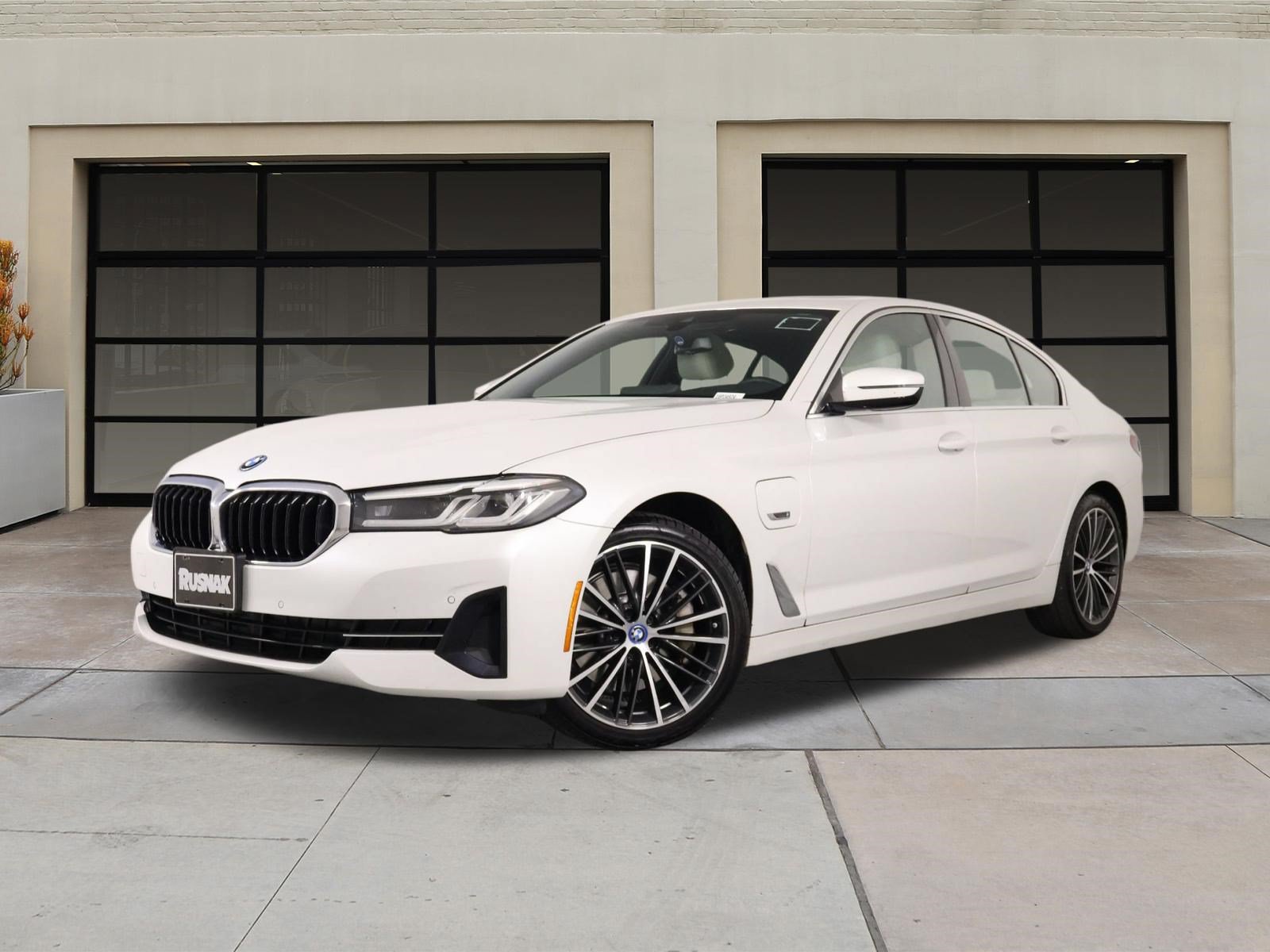 Used 2023 BMW 530e w/ Convenience Package RWD image 3