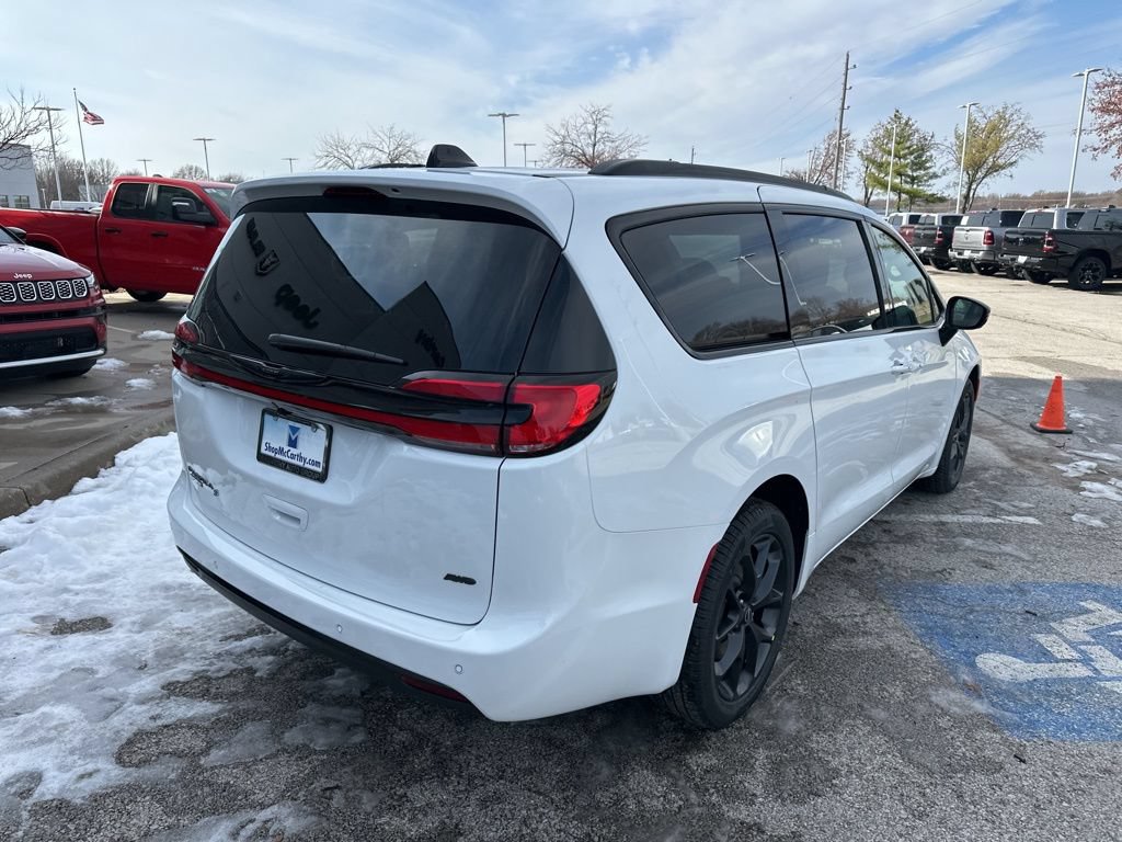 New 2026 Chrysler Pacifica Select AWD/4WD image 32