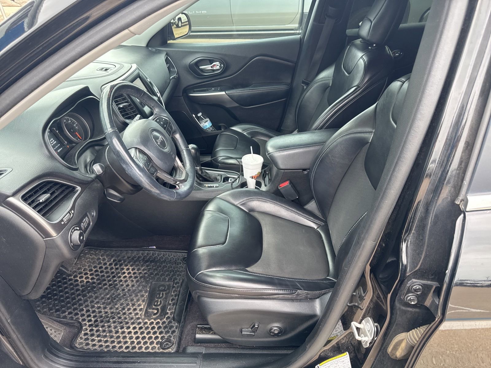 Used 2019 Jeep Cherokee Latitude Plus w/ Comfort/Convenience Group FWD image 11