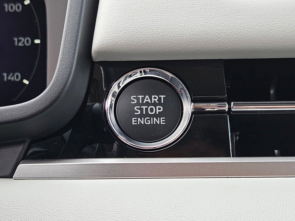 New 2025 Mitsubishi Outlander SE image 24