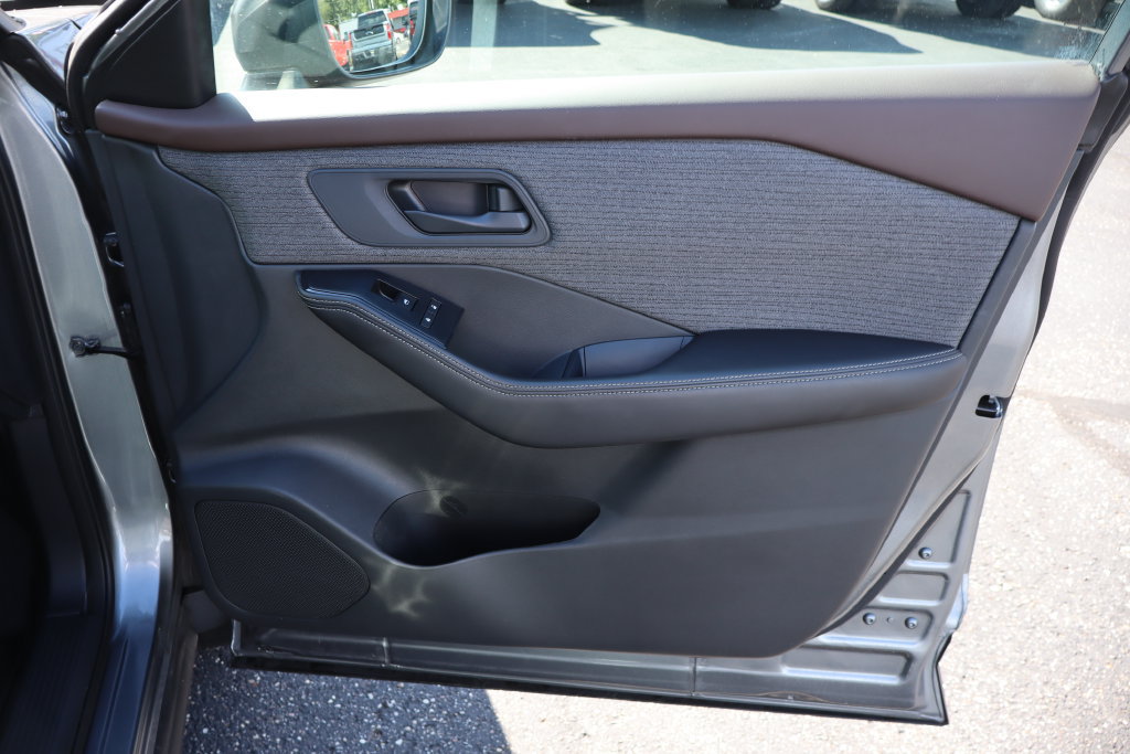 Used 2021 Nissan Rogue S AWD/4WD image 24