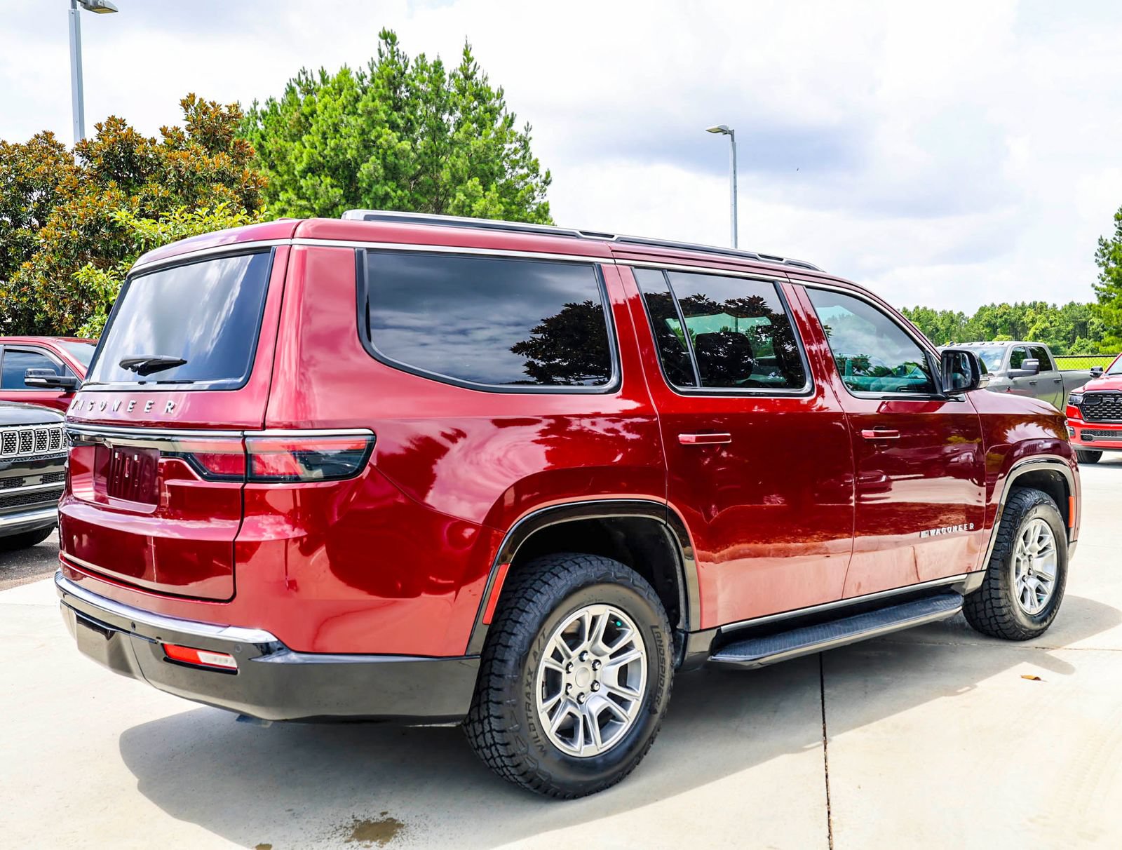 Used 2023 Jeep Wagoneer 4WD image 8