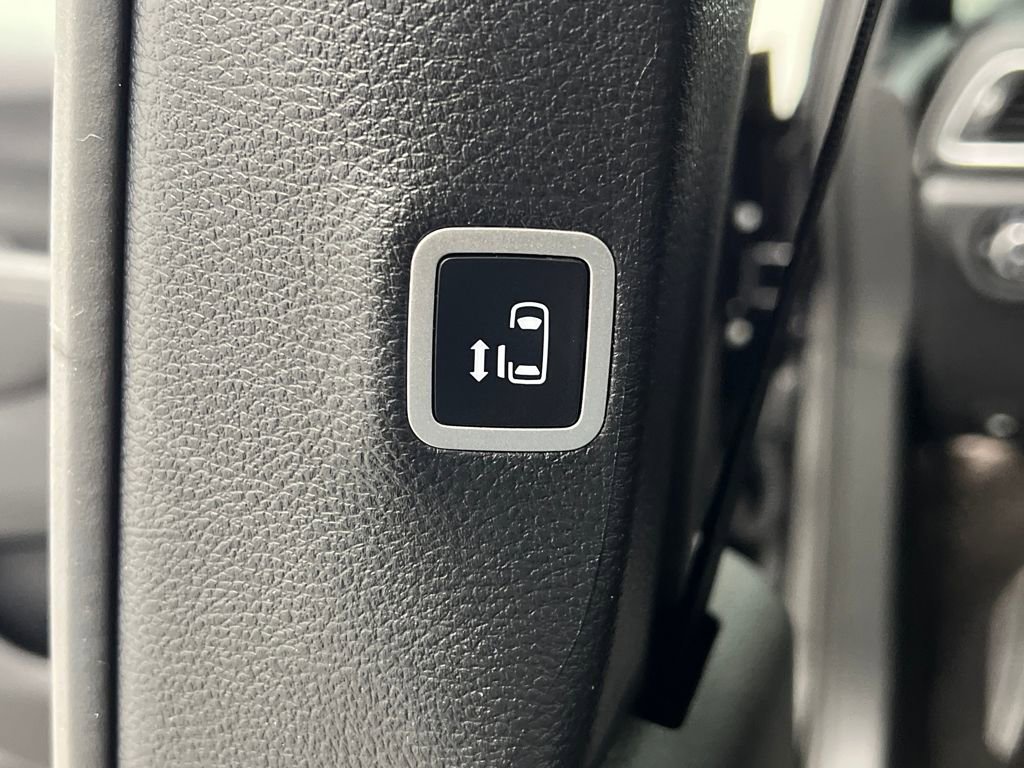 Used 2025 Chrysler Pacifica Limited image 17