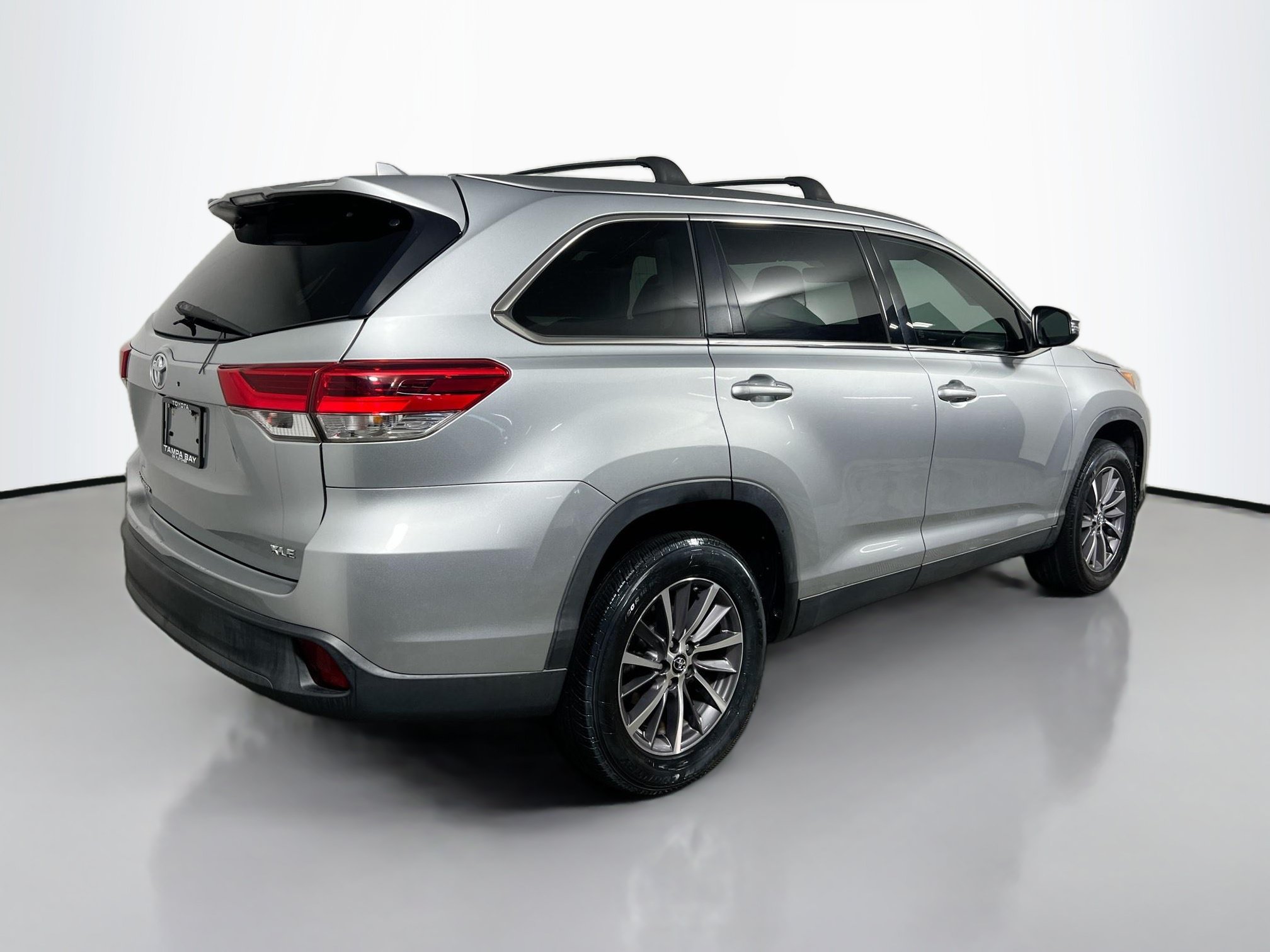 Used 2019 Toyota Highlander XLE FWD image 4