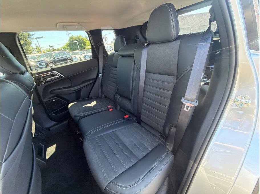 Used 2025 Mitsubishi Outlander SE image 20