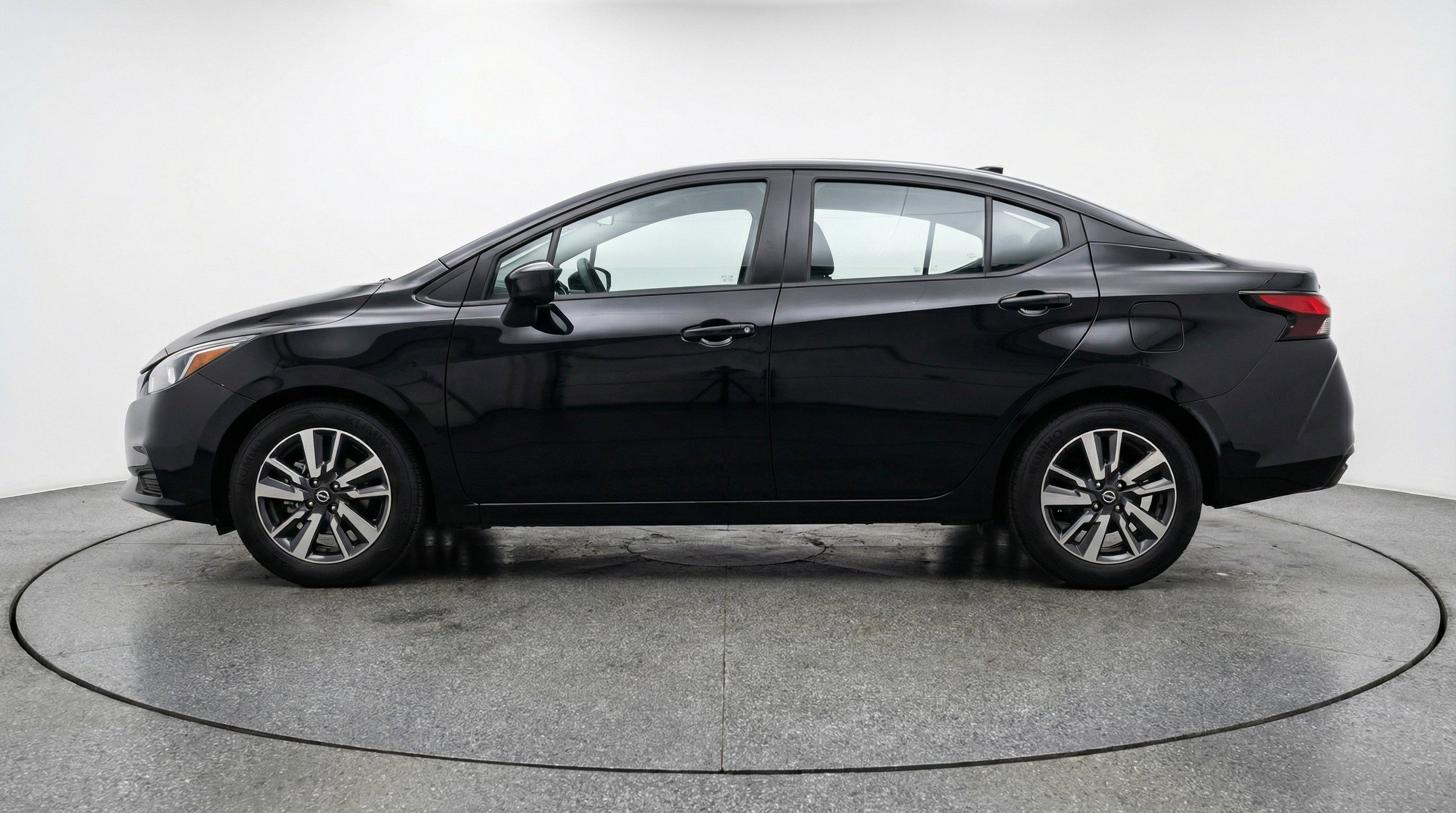 Used 2025 Nissan Versa SV image 5